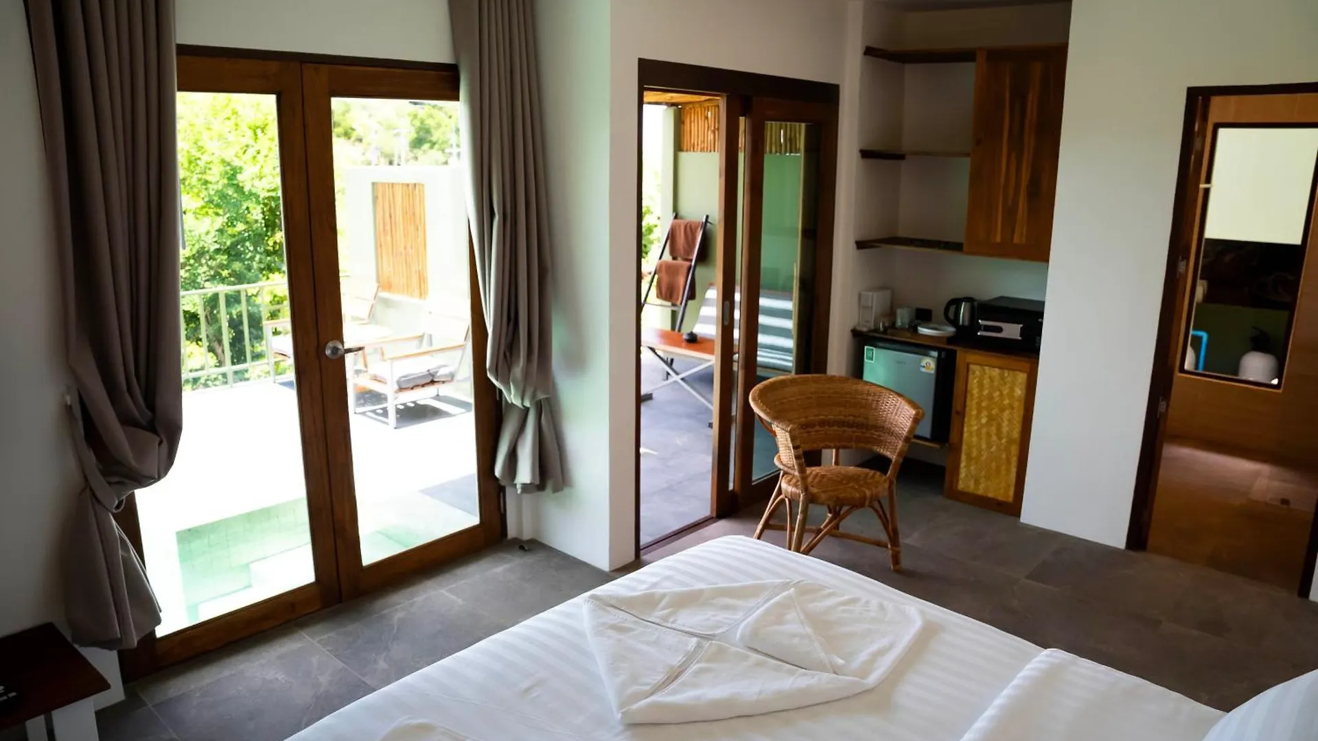 Mae Ya Resort Ko Tao 4*,